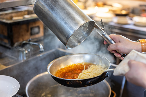 麺は早めにゆで、ソースを吸わせる