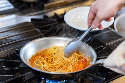 麺は早めにゆで、ソースを吸わせる